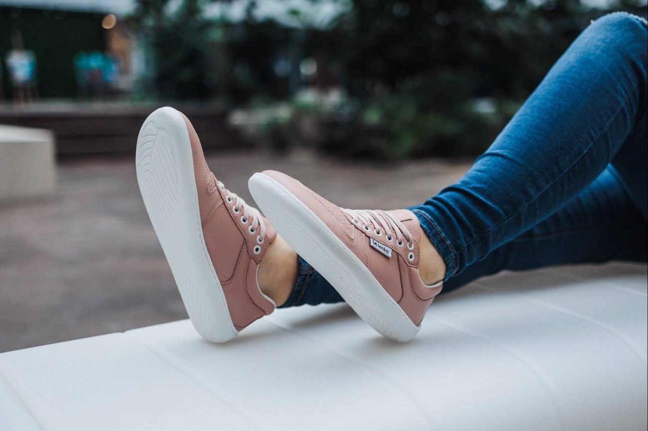 Buty typu barefoot mają na celu pozwolić stopom funkcjonować w sposób maksymalnie zbliżony do korzystnego zdrowotnie chodzenia boso. Można je znaleźć w sklepie obuwniczym Bosa Stópka.