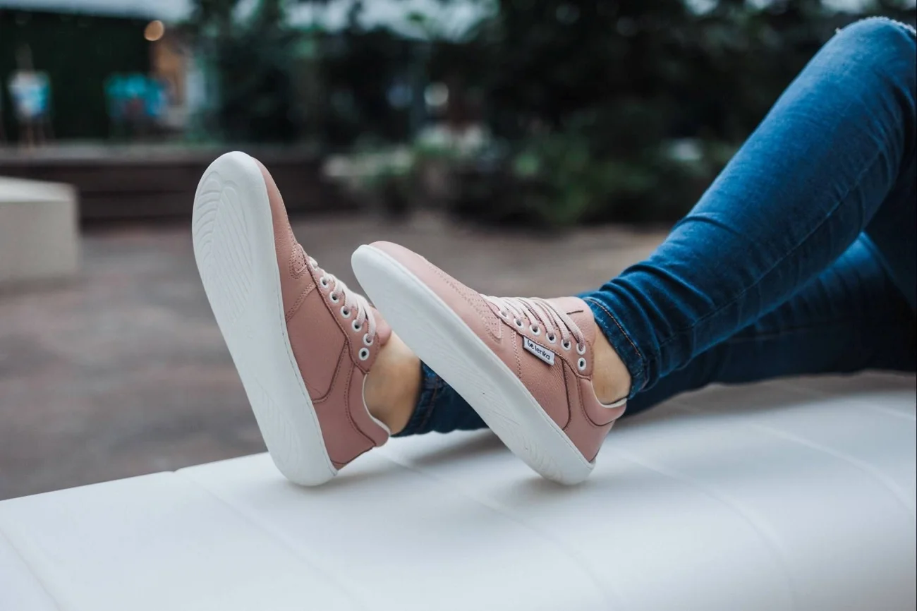 Buty typu barefoot mają na celu pozwolić stopom funkcjonować w sposób maksymalnie zbliżony do korzystnego zdrowotnie chodzenia boso. Można je znaleźć w sklepie obuwniczym Bosa Stópka.