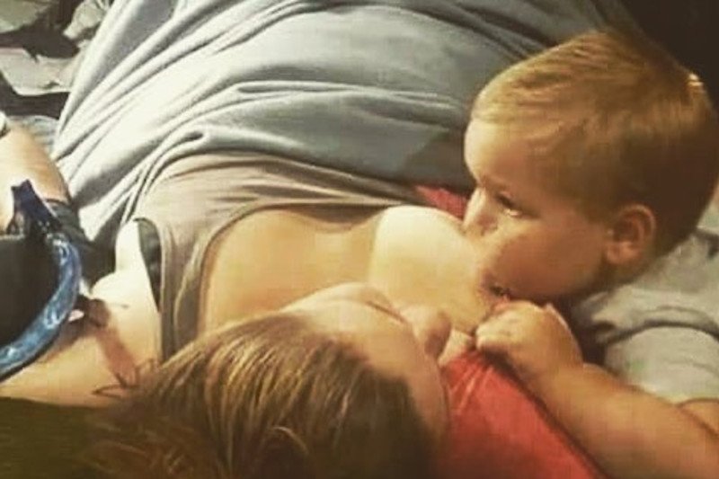 Czy karmiąc piersią można zrobić sobie tatuaż?