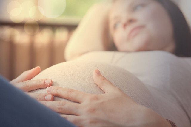 Przeziębienie w ciąży nie powinno być leczone niektórymi lekami. Sprawdź, co jest bezpieczne.