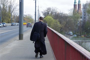 Tak nie powinniśmy zwracać się do księdza. Jak zwracać się do księdza?