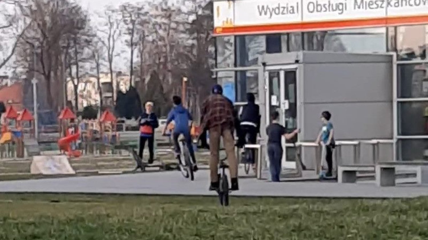 Jest epidemia koronawirusa, a rodzice puszczają dzieci na place zabaw