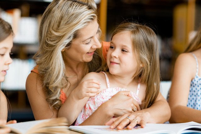 Czytanie dzieciom starszym może wpłynąć korzystnie nie tylko na ich osobowość, ale również na więź z rodzicem.