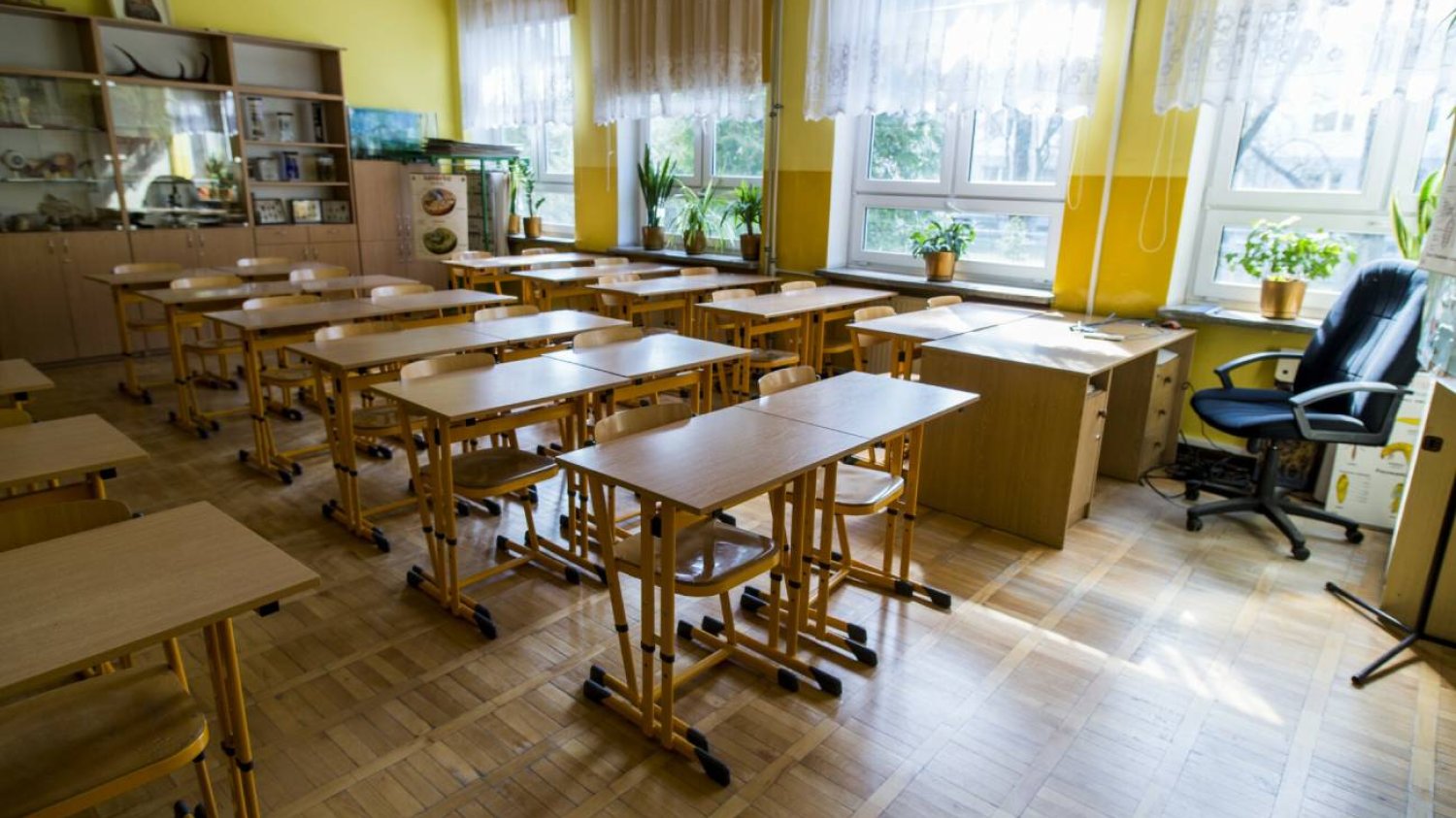 Pusta klasa lekcyjna.
