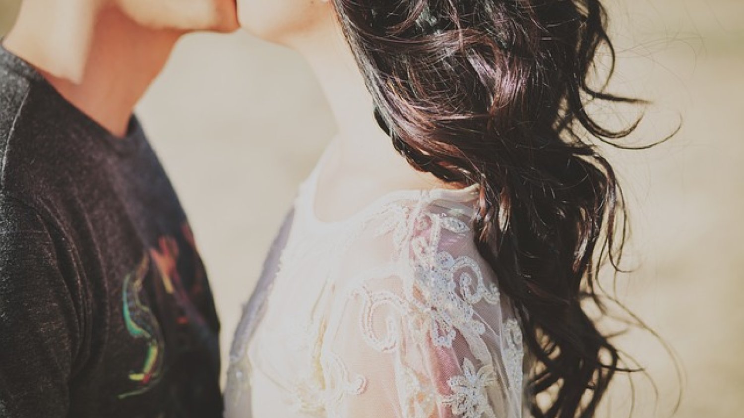 Fot. Pixabay / [url=https://pixabay.com/pl/m%C5%82oda-para-para-poca%C5%82unek-kissing-1031642/]Unsplash[/url] / [url=https://pixabay.com/pl/service/terms/#usage]CC0 Public Domain[/url]