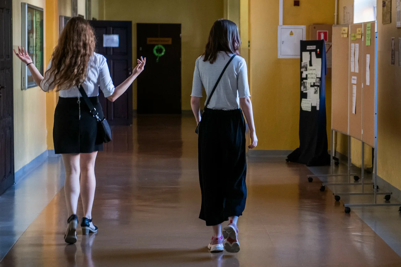 Dress code w szkole: dziewczyny rozpraszają chłopców?