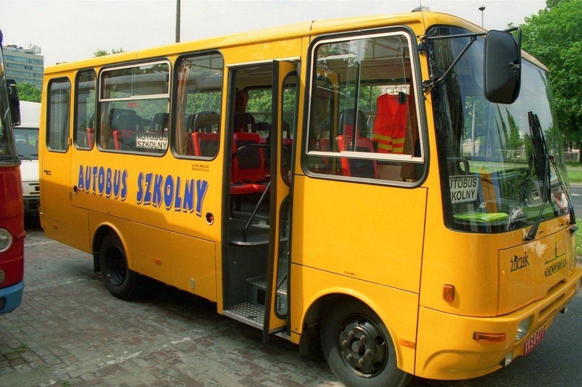 autobus szkolny, gimbus, opiekunka w autobusie szkolnym