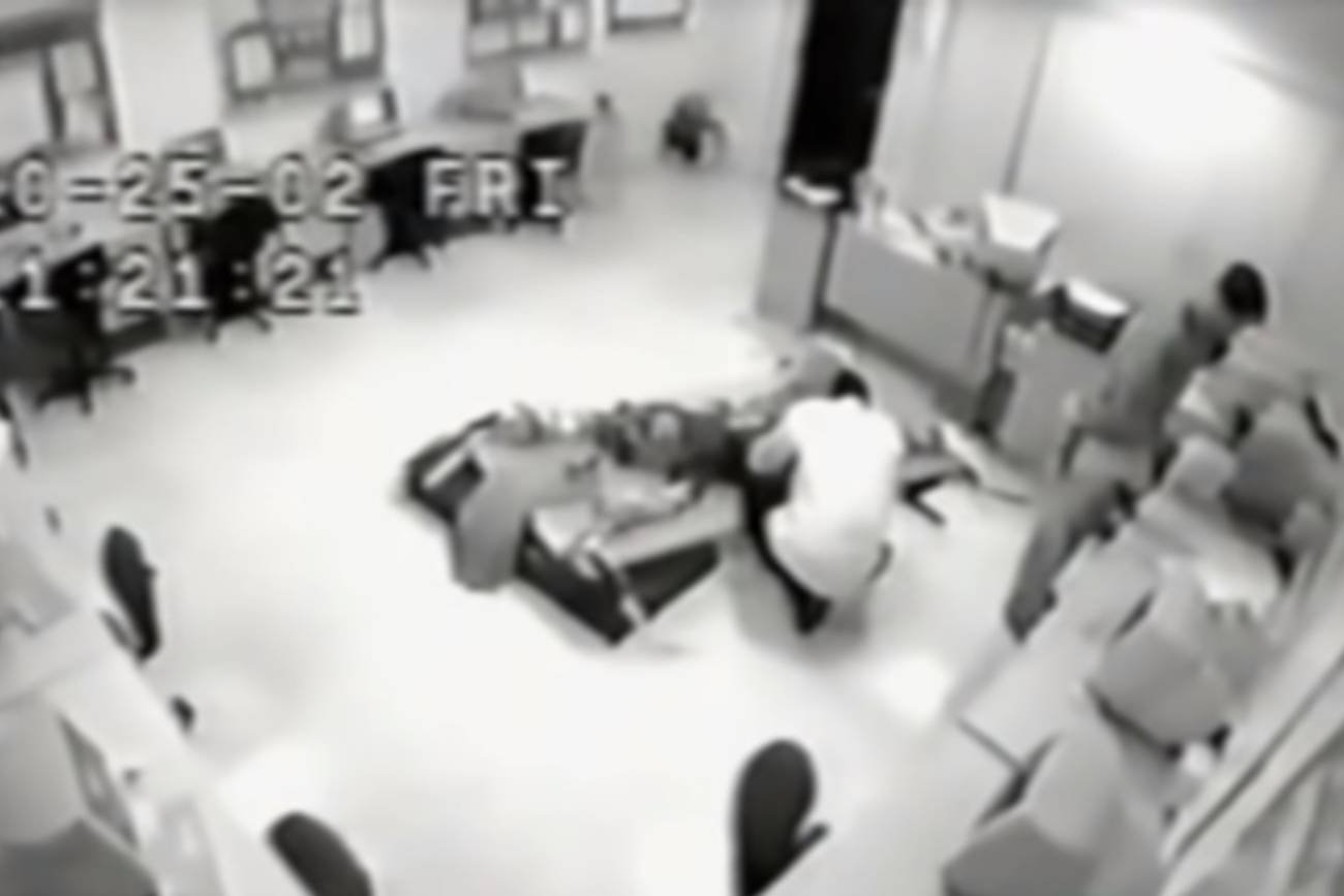 Człowiek, który jest poddawany terapii elektrowstrząsowej