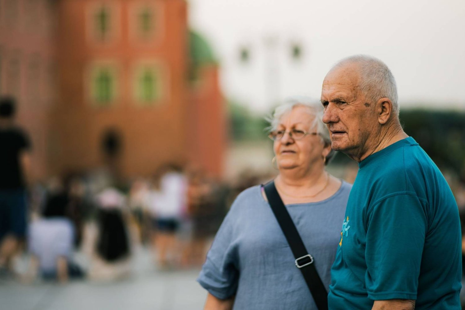babcia i dziadek podczas spaceru po mieście