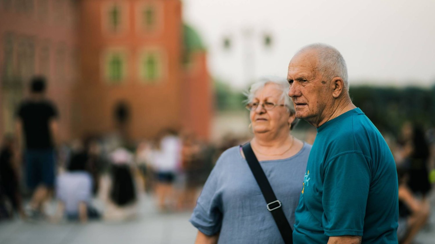 babcia i dziadek podczas spaceru po mieście