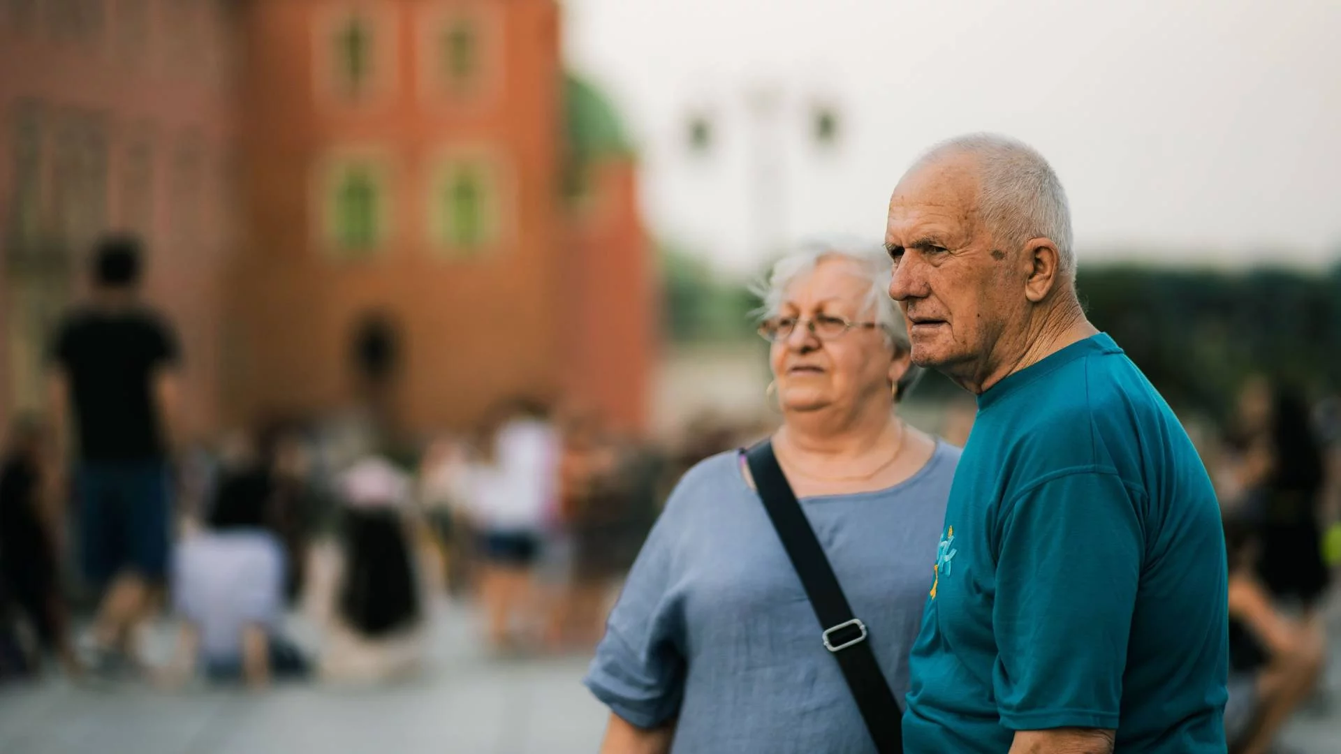 babcia i dziadek podczas spaceru po mieście babcia i dziadek podczas spaceru po mieście