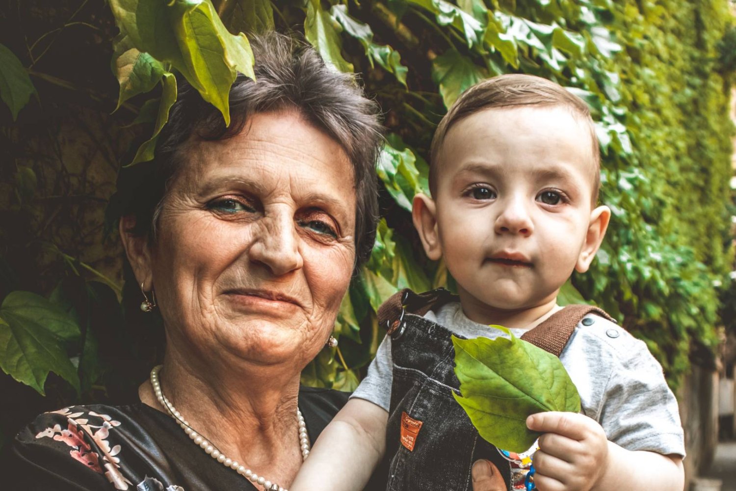 babcia z wnukiem w ogrodzie