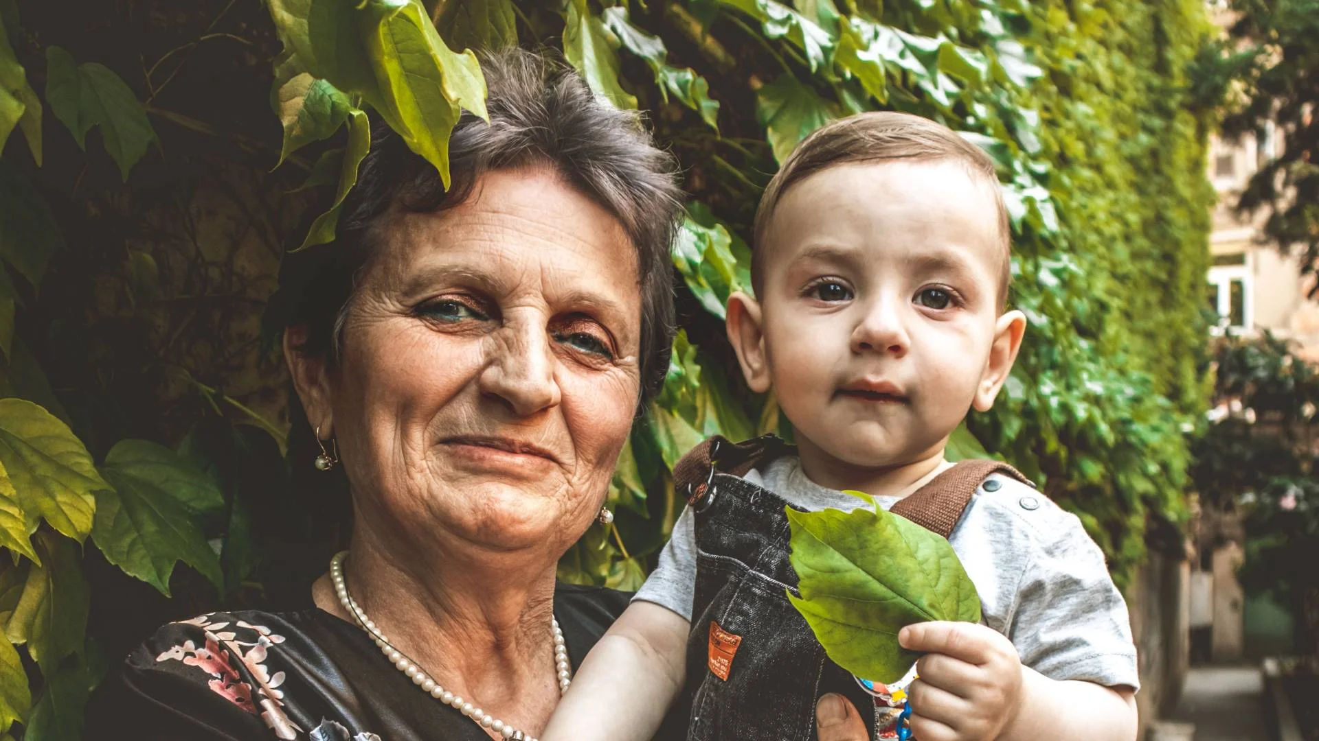 babcia z wnukiem w ogrodzie
