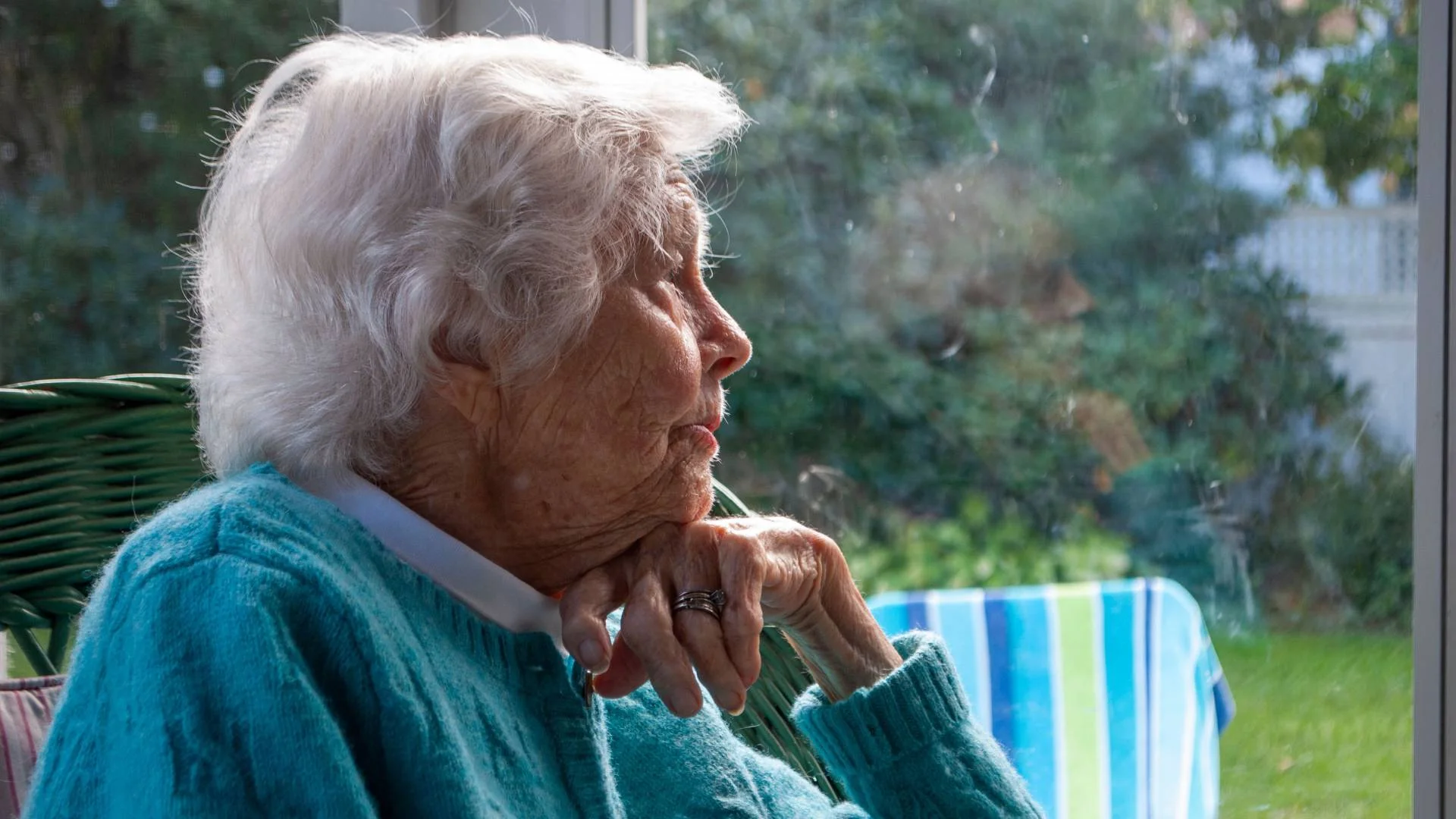 babcia zamyślona patrzy w dal babcia zamyślona patrzy w dal