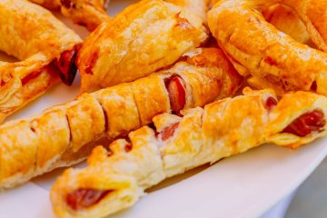 Niezapowiedziana wizyta kolegów/koleżanek dziecka? Prezentujemy idealne na taką sytuację przepisy na 3 pożywne przekąski, którymi podzieliła się z nami marka Sokoliki. Zrobienie każdej z nich zajmie nie więcej niż 20 minut.