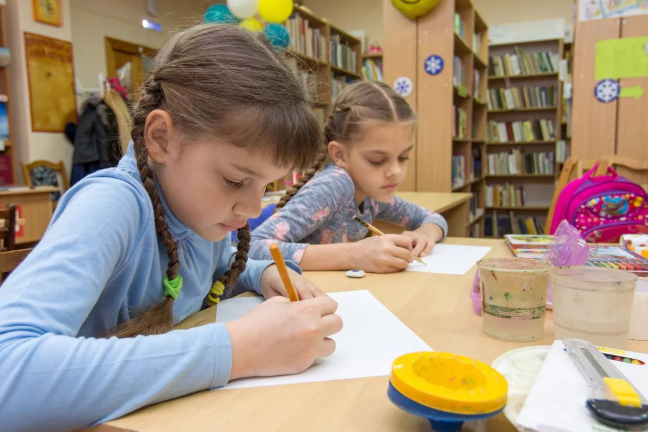 Uczennice rysują na lekcji.