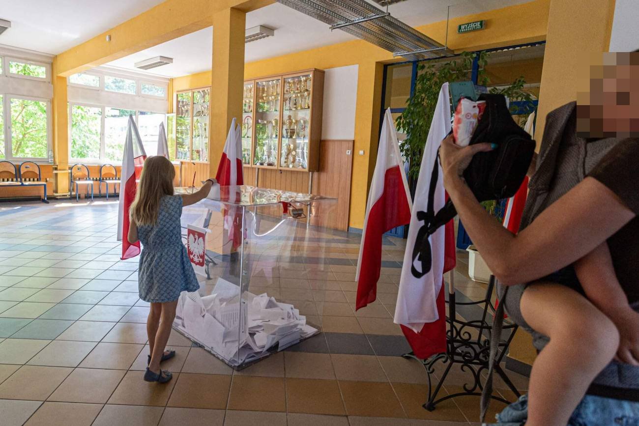 dzieci podczas głosowania w komisji