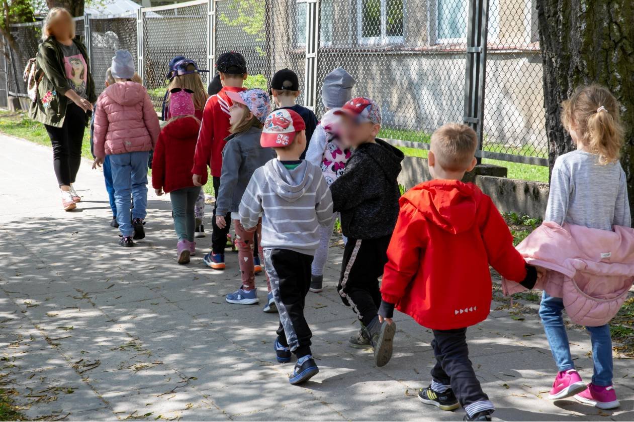 dzieci z nauczycielką przedszkolną na spacerze dzieci z nauczycielką przedszkolną na spacerze