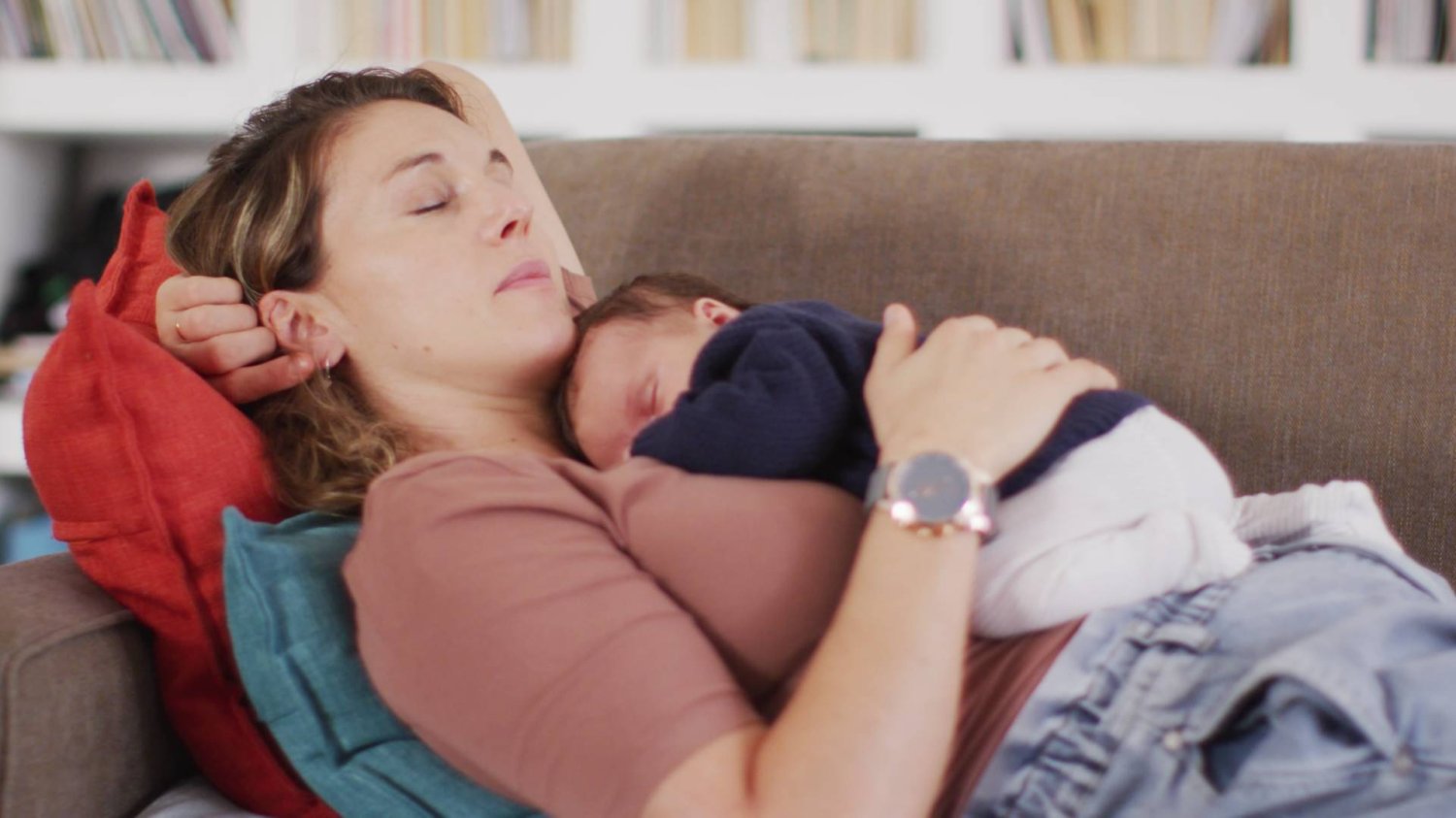 młoda mama śpi na kanapie w noworodkiem na piersi młoda mama śpi na kanapie w noworodkiem na piersi