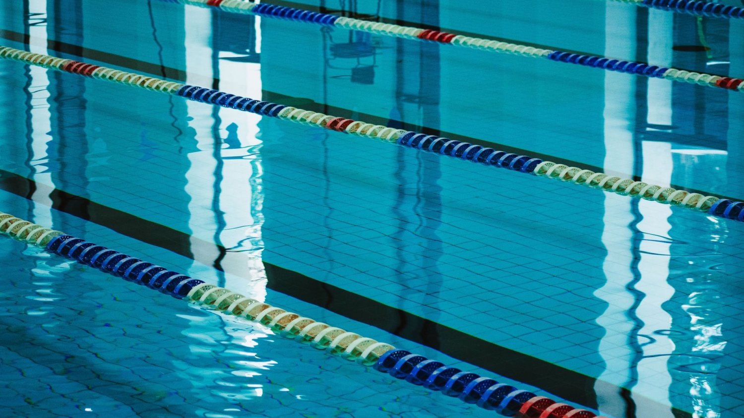 7-latek walczy o życie. Znaleziono go na dnie basenu basen sportowy