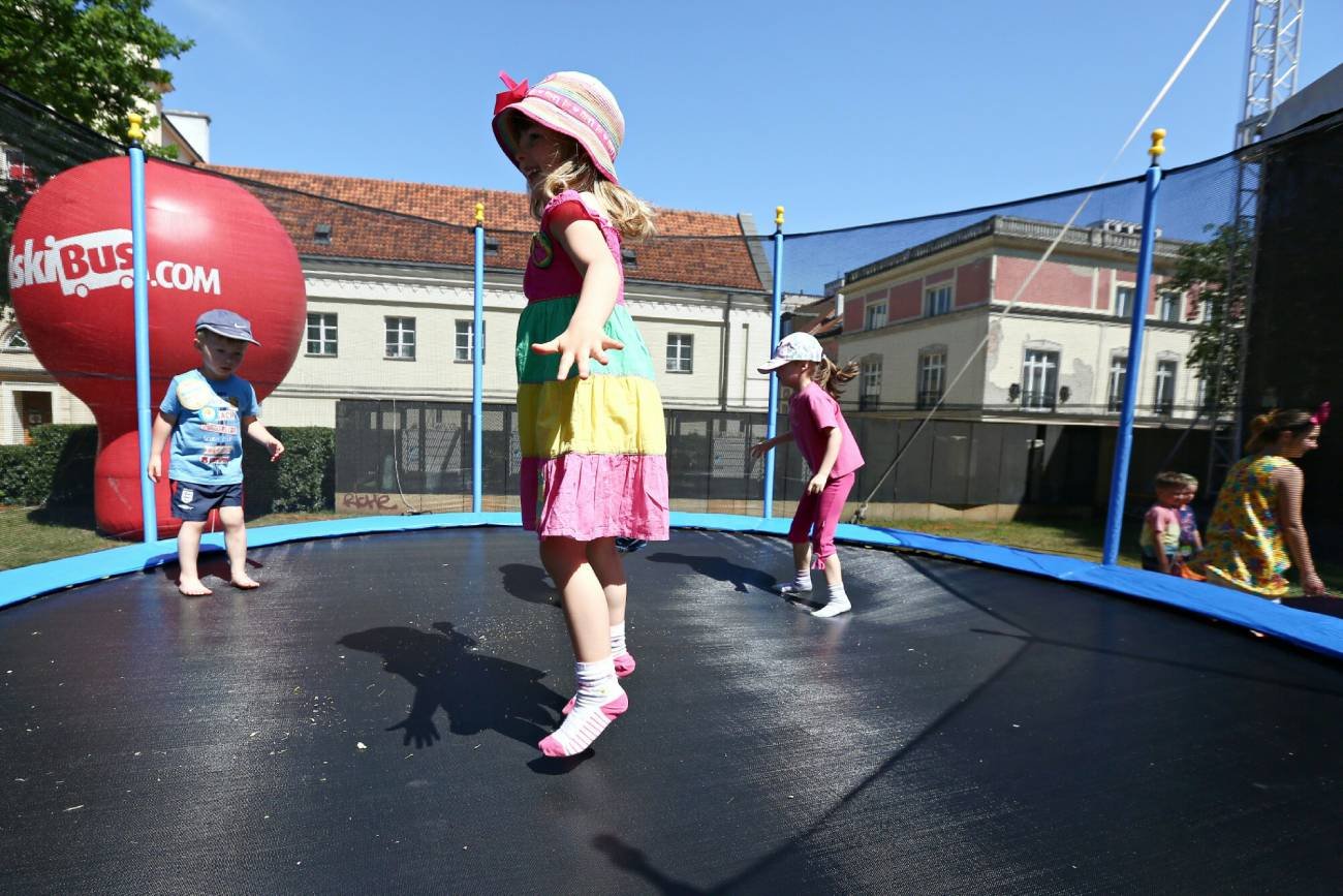 trampolina, trampolina w ogrodzie, skakanie na trampolinie, trampolina dla dzieci, wypadki na trampolinie, urazy dziecka, TRI
