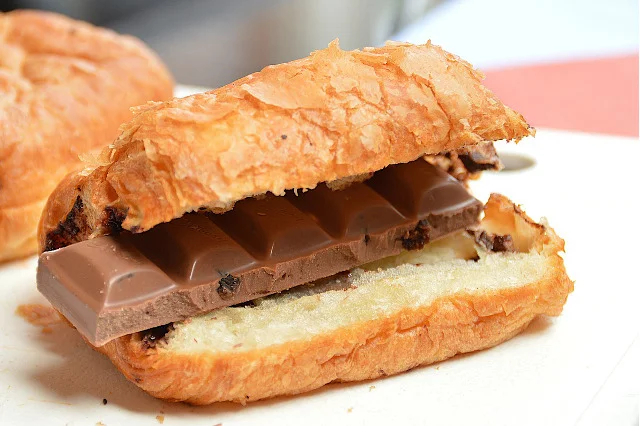 Fot. Pixabay / [url=https://pixabay.com/en/croissant-chocolate-breakfast-648803/]Films42[/url] / [url=https://pixabay.com/en/service/terms/#download_terms]CC0 Public Domain[/url]