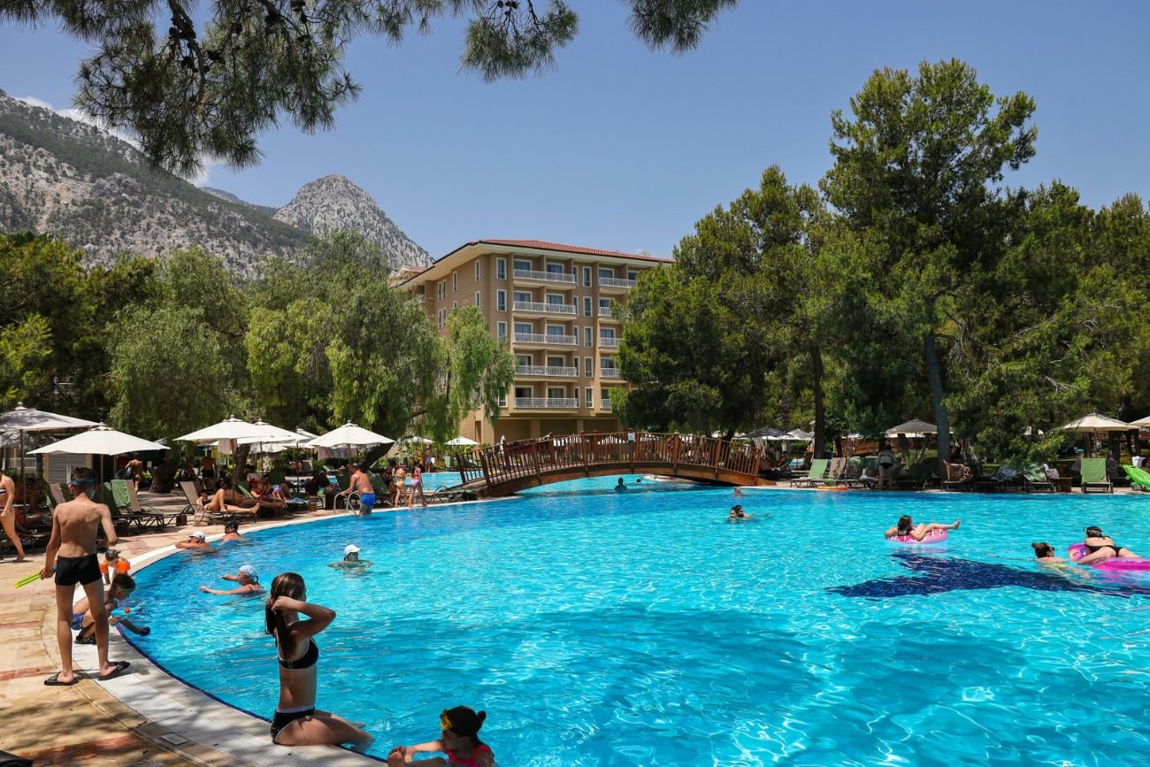 nastolatki w basenie na wakacjach all inclusive