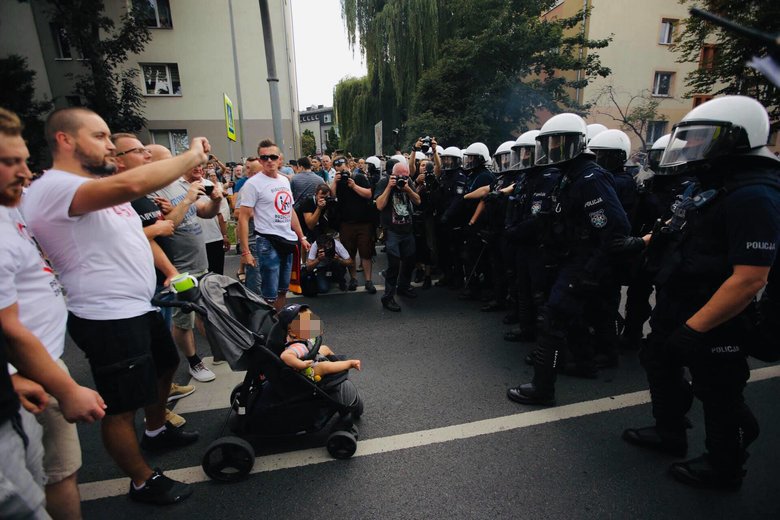 Ojciec z dzieckiem "bohaterem" marszu równości w Białymstoku