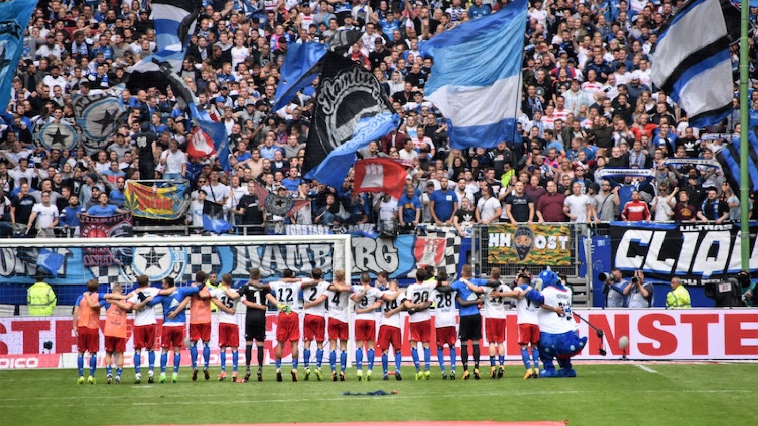 Piłkarze zespołu Hamburger SV dziękują kibicom za doping podczas meczu. Z badań wynika, że wsparcie kibiców na własnym stadionie naprawdę przekłada się na wyniki meczów.