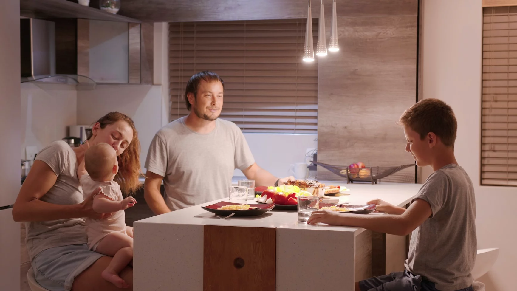 Jedzenie posiłków z dziećmi to nie tylko rytuał. "Lepsze wyniki w nauce"