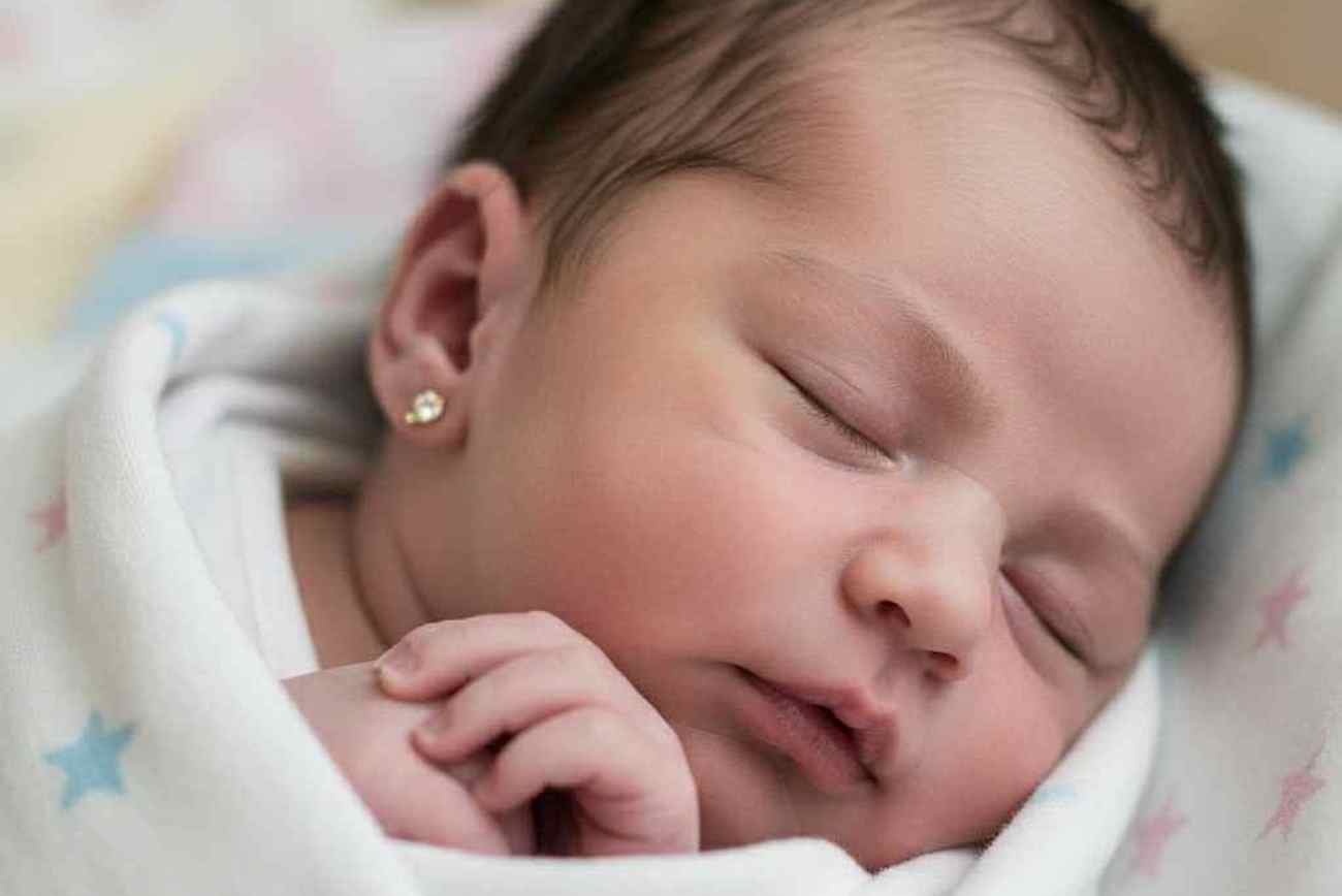 Kolczyki w uszach niemowlaka to lekka przesada. Serio, kto na to pozwala?