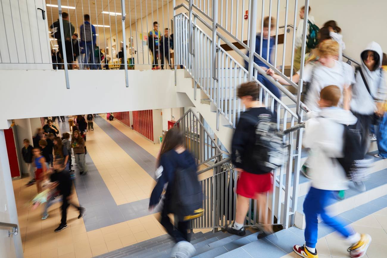 przerwa na szkolnym korytarzu przerwa na szkolnym korytarzu