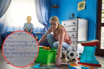Mama sprząta zabawki, dziecko przygląda się jej, zamiast pomóc.
