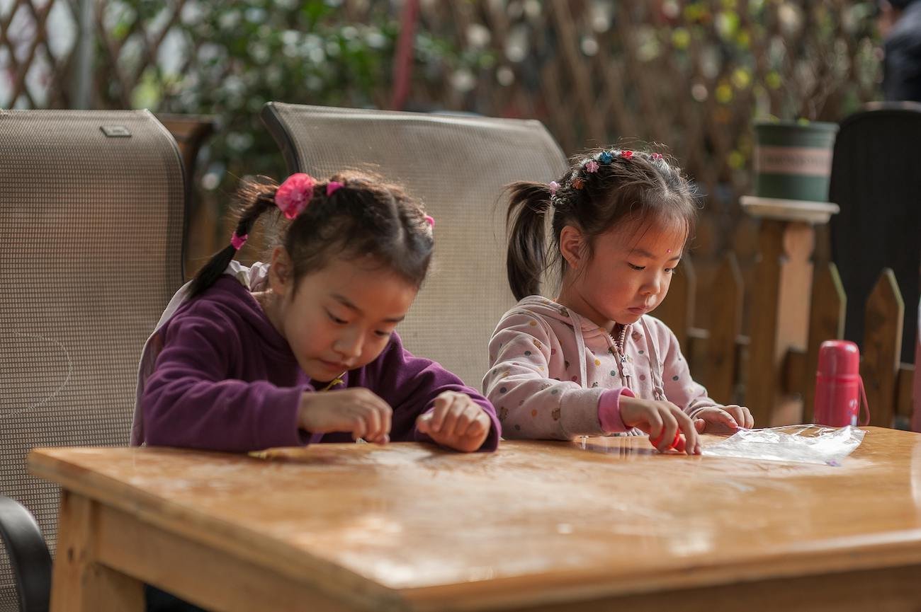 Kucharze z przedszkola chcieli "poprawić wygląd" dań. Efekt? Ponad 200 dzieci w szpitalu 