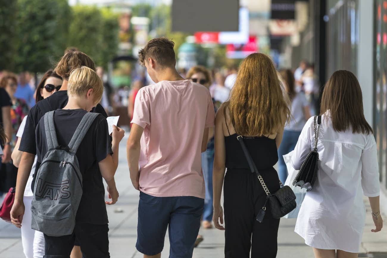 "Chłopcy, dorastając, oddzielają głowę od ciała. Są spięci, zaczynają trzymać gardę... Uczą się, że to na tym polega bycie mężczyzną" - mówi Barbara Pietruszczak, autorka książki „Twoje ciałopozytywne dojrzewanie” (wyd. moonka), dedykowanej chłopcom w wie