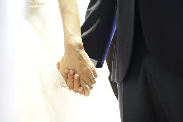 Fot. Pixabay / [url=https://pixabay.com/en/hand-arm-marriage-trust-groom-1056622/]arale0601[/url]/[url=https://pixabay.com/en/service/terms/#usage]CC0 Public Domain[/url]