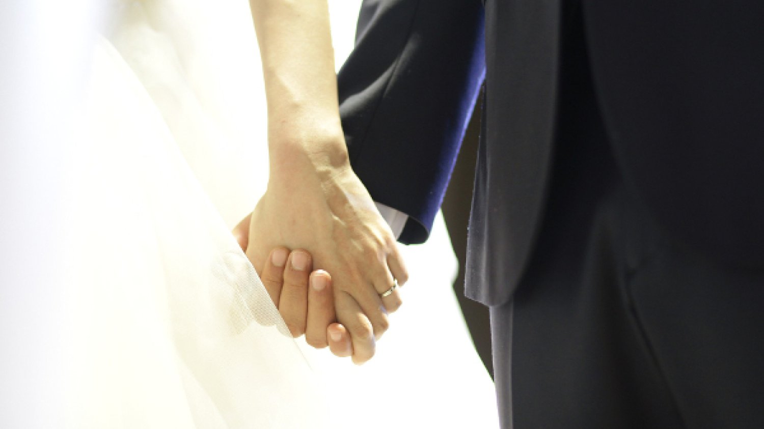 Fot. Pixabay / [url=https://pixabay.com/en/hand-arm-marriage-trust-groom-1056622/]arale0601[/url]/[url=https://pixabay.com/en/service/terms/#usage]CC0 Public Domain[/url]