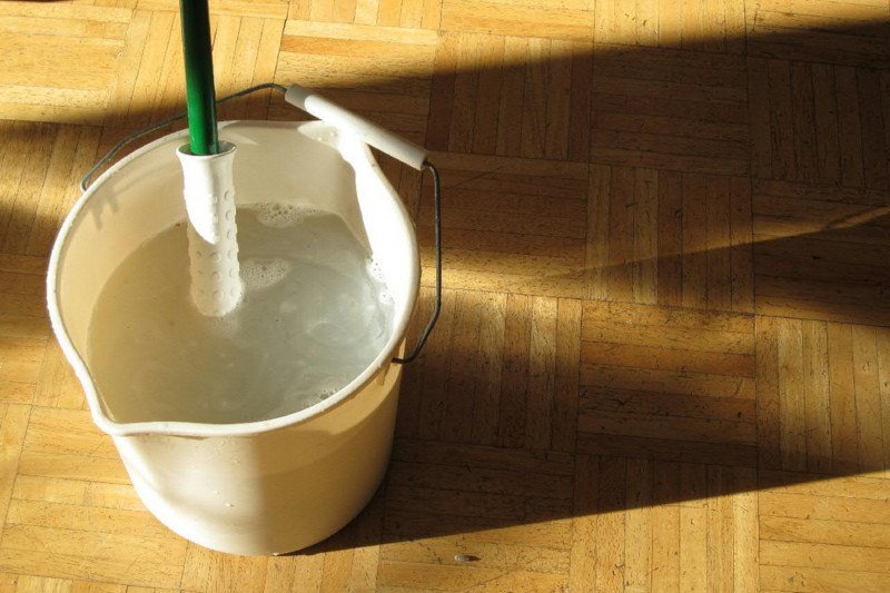 Podłogę lepiej zmywać zimną wodą