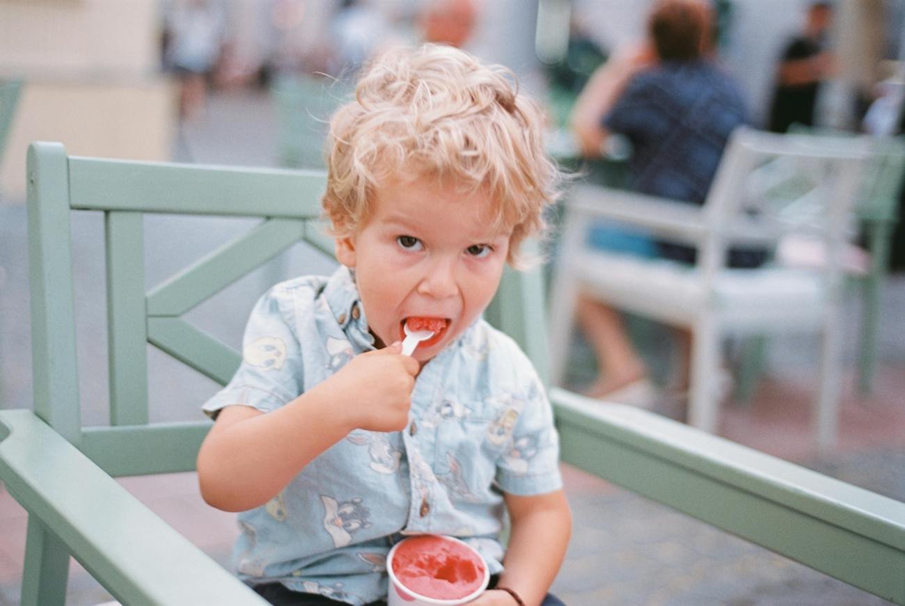 Latem też jestem rodzicem, nie kumplem. 7 rzeczy, których dziecko ode mnie nie dostanie