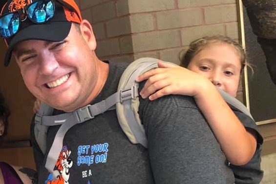 Nauczyciel niósł swoją uczennicę na plecach, by mogła wziąć udział w wycieczce szkolnej