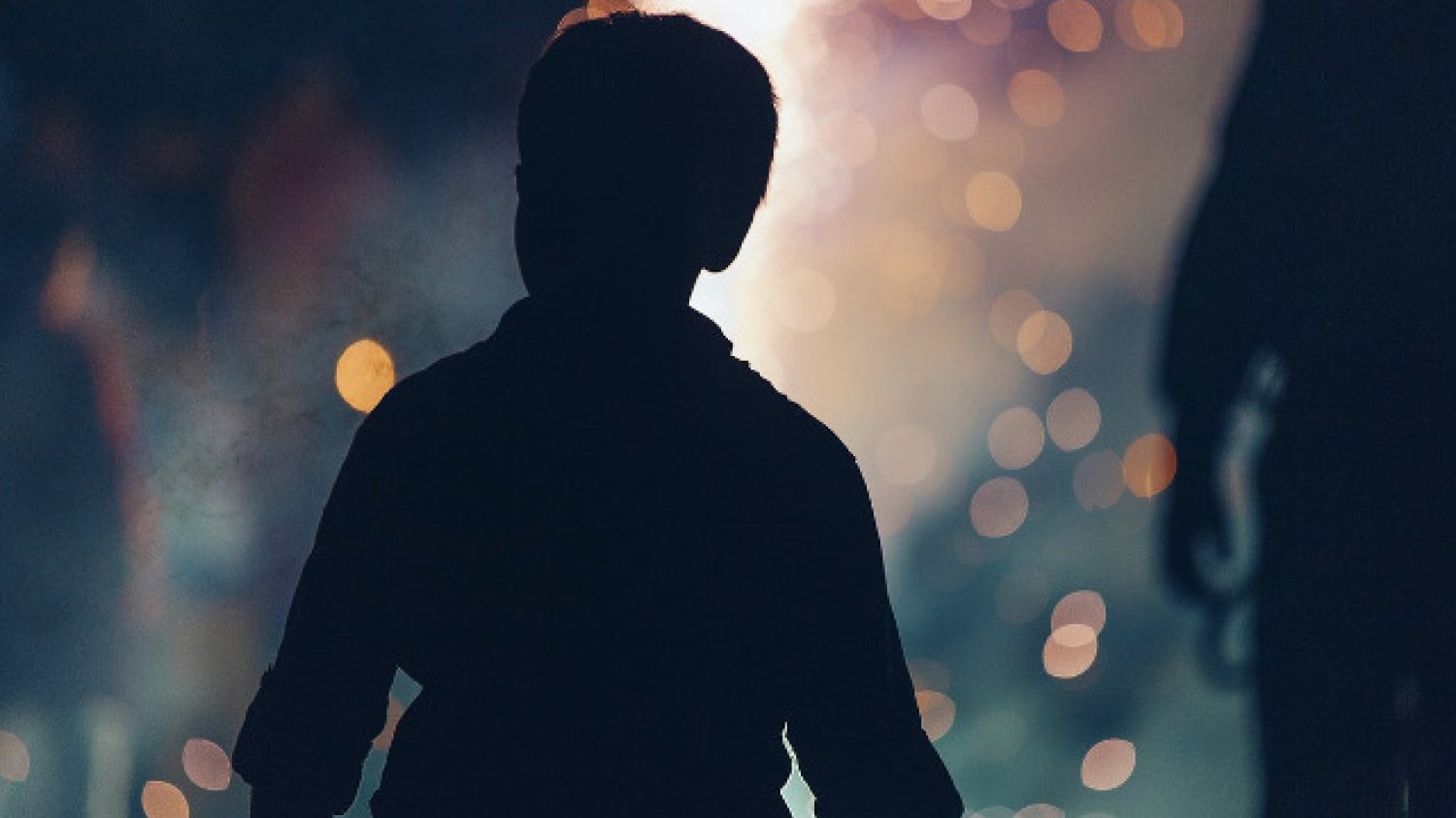 Fot. Pixabay / [url=https://pixabay.com/en/boy-people-silhouette-bokeh-blur-1209000/]Unsplash[/url] / [url=https://pixabay.com/en/service/terms/#usage]CC0 Public License[/url]