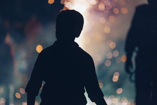 Fot. Pixabay / [url=https://pixabay.com/en/boy-people-silhouette-bokeh-blur-1209000/]Unsplash[/url] / [url=https://pixabay.com/en/service/terms/#usage]CC0 Public License[/url]