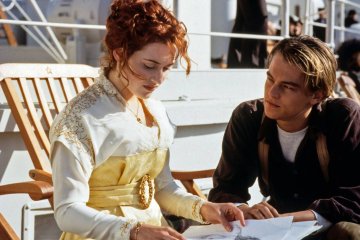 Kadr z filmu "Titanic": Rose i Jack oglądają jego rysunki.