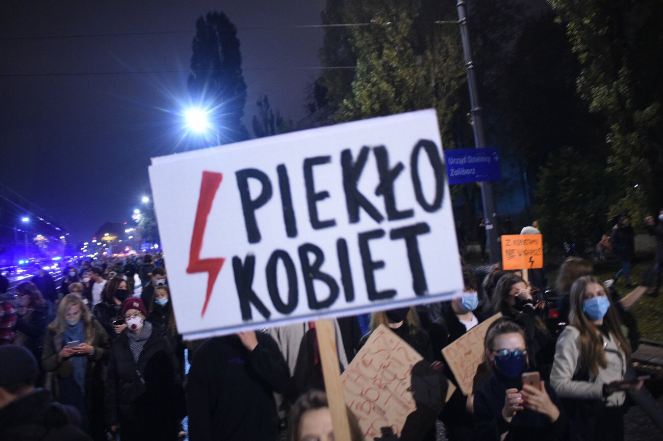 Aborcja w Polsce została ograniczona przez rządzących.