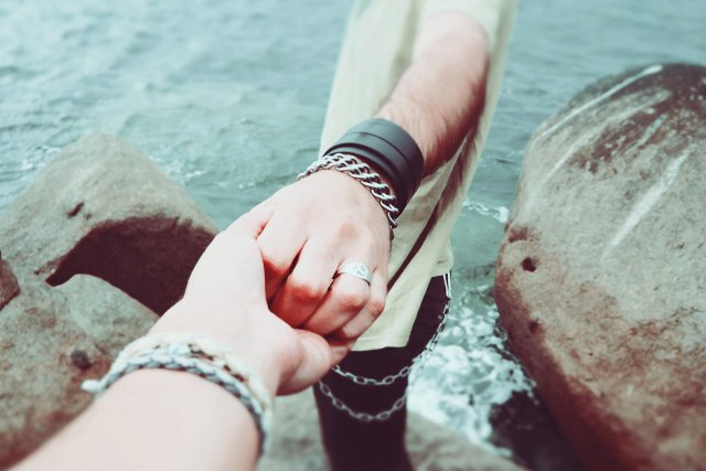 Fot. Pixabay / [url=https://pixabay.com/pl/trzymaj%C4%85c-r%C4%99ce-para-mi%C5%82o%C5%9B%C4%87-romans-924942/] StockSnap [/url] / [url=https://pixabay.com/pl/service/terms/#usage]  CC0 Public Domain [/url]