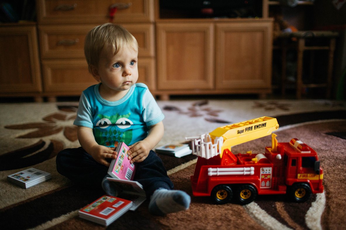 Szymon chętnie bawi się autami, z ciekawością przegląda też książki o zwierzętach.