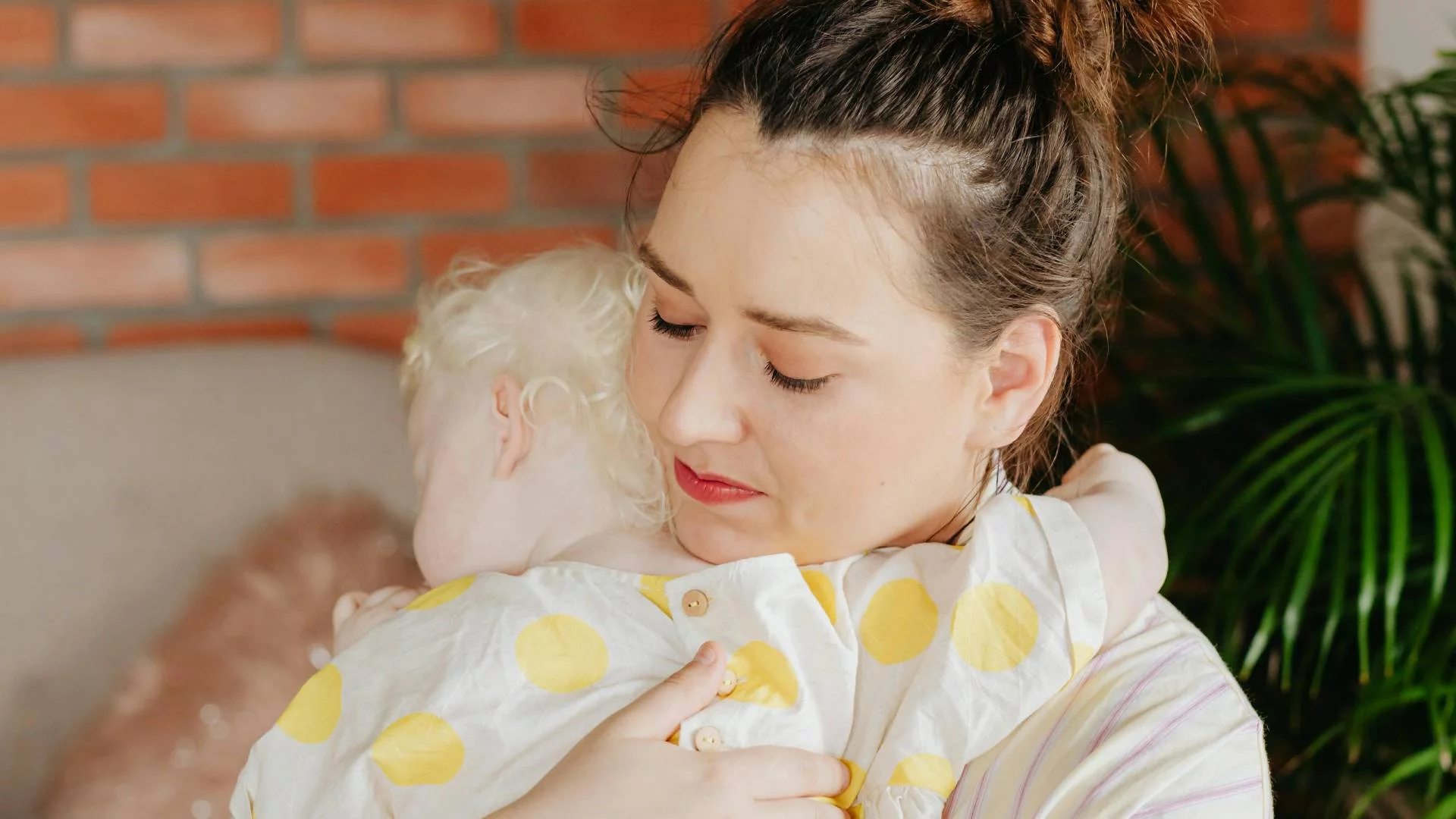kobieta przytula małe dziecko