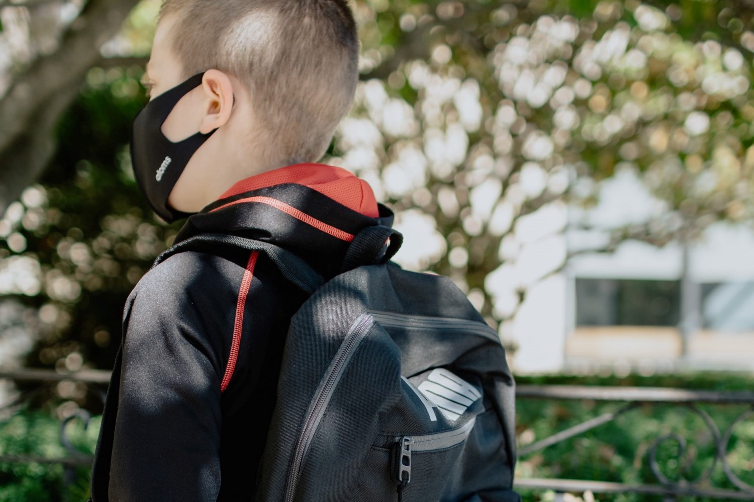Chłopiec z plecakiem