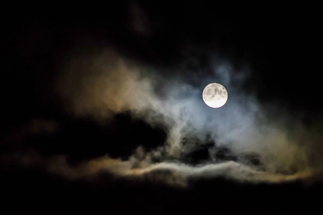 Pełnia księżyca oznacza kumulację emocji, które odpuszczają w nowiu.