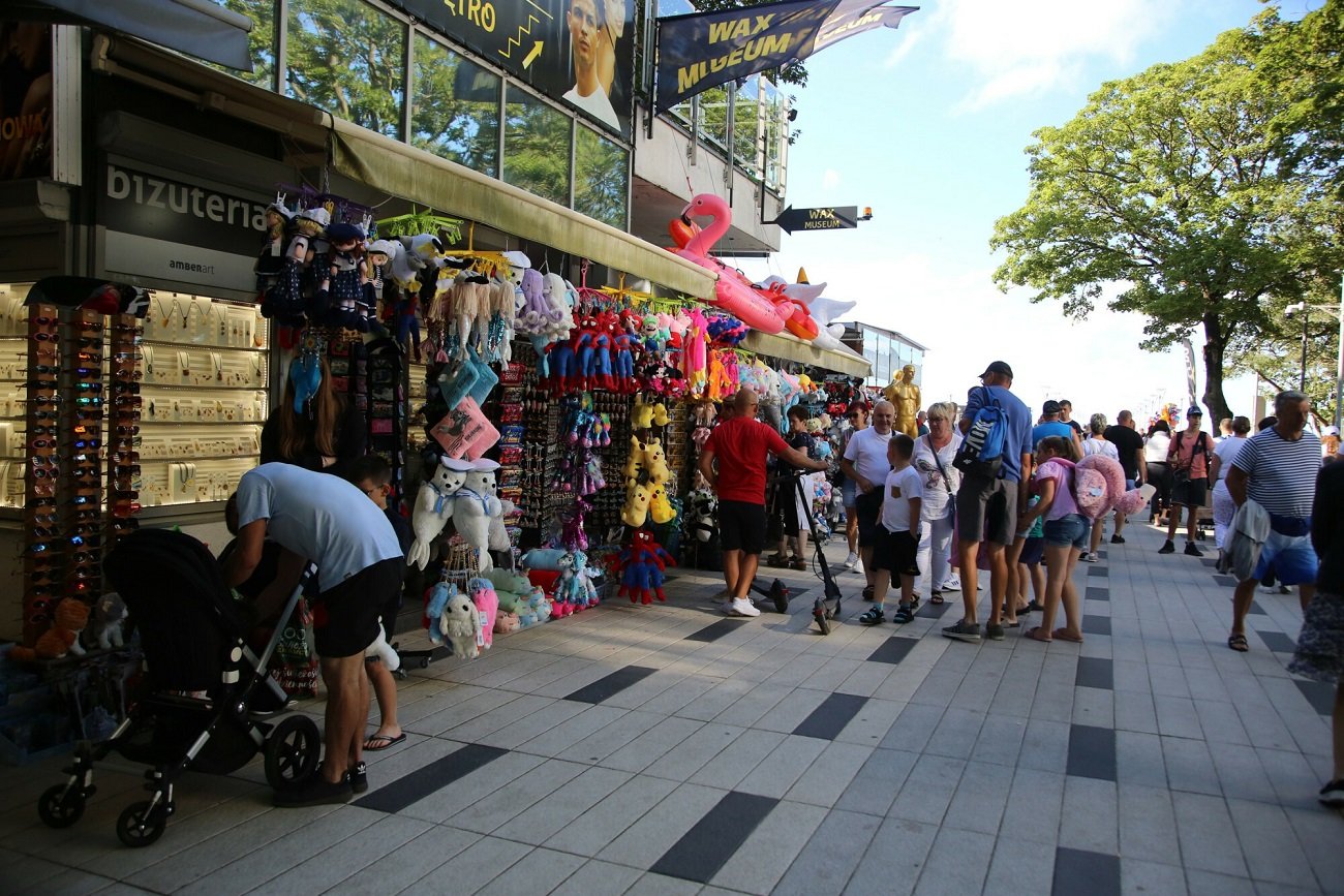 deptak z kramami nad morzem